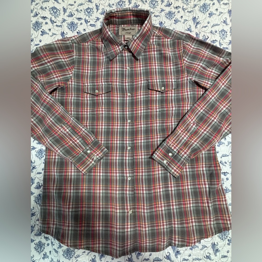 Wrangler Rancher size L Gray plaid Pearl snaps and cuff snaps 2 front pockets